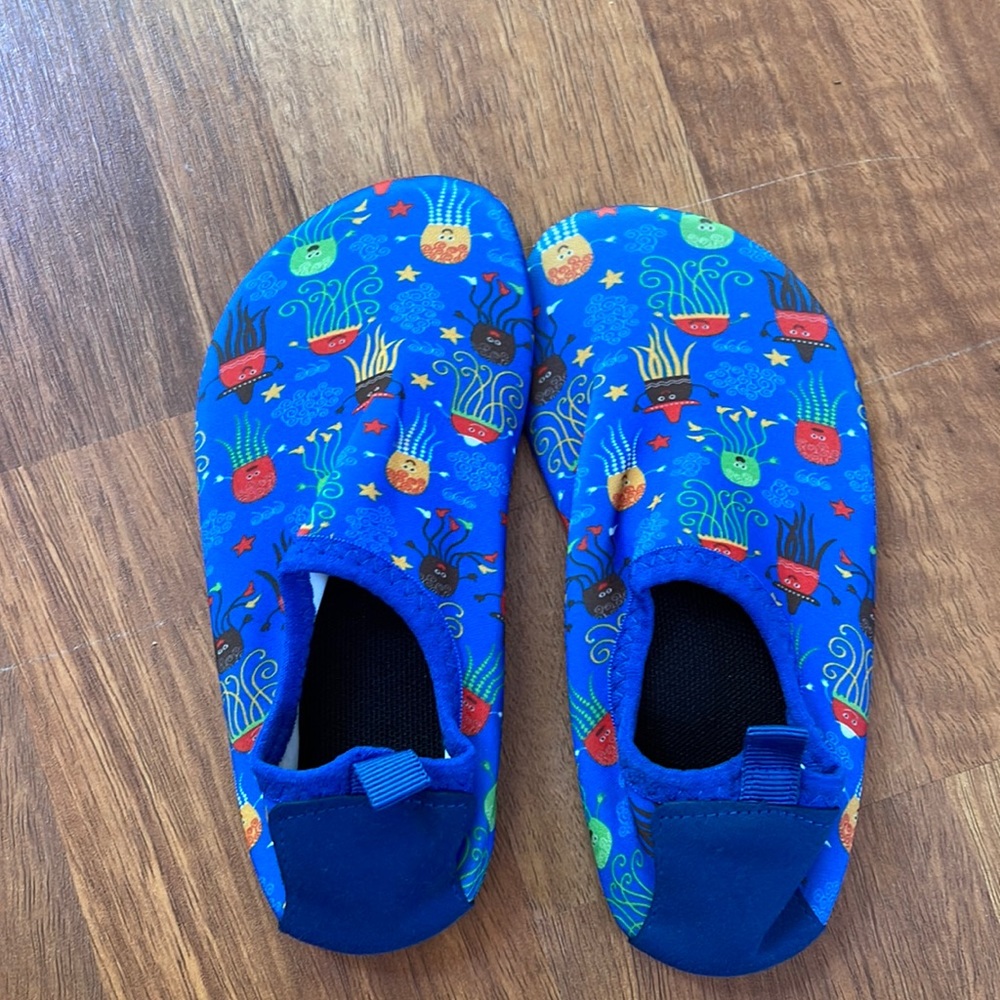 NWT! Kids water shoes